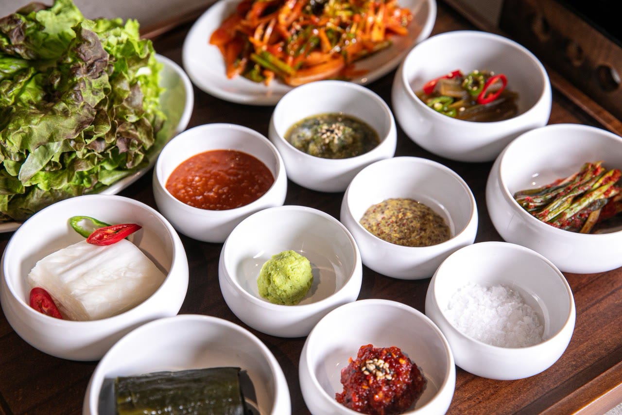 한우다움 홍대본점 한우 구이 8 — 숯불 위의 한우 희소부위와 곁들임 (홍대 한우 Korean BBQ)