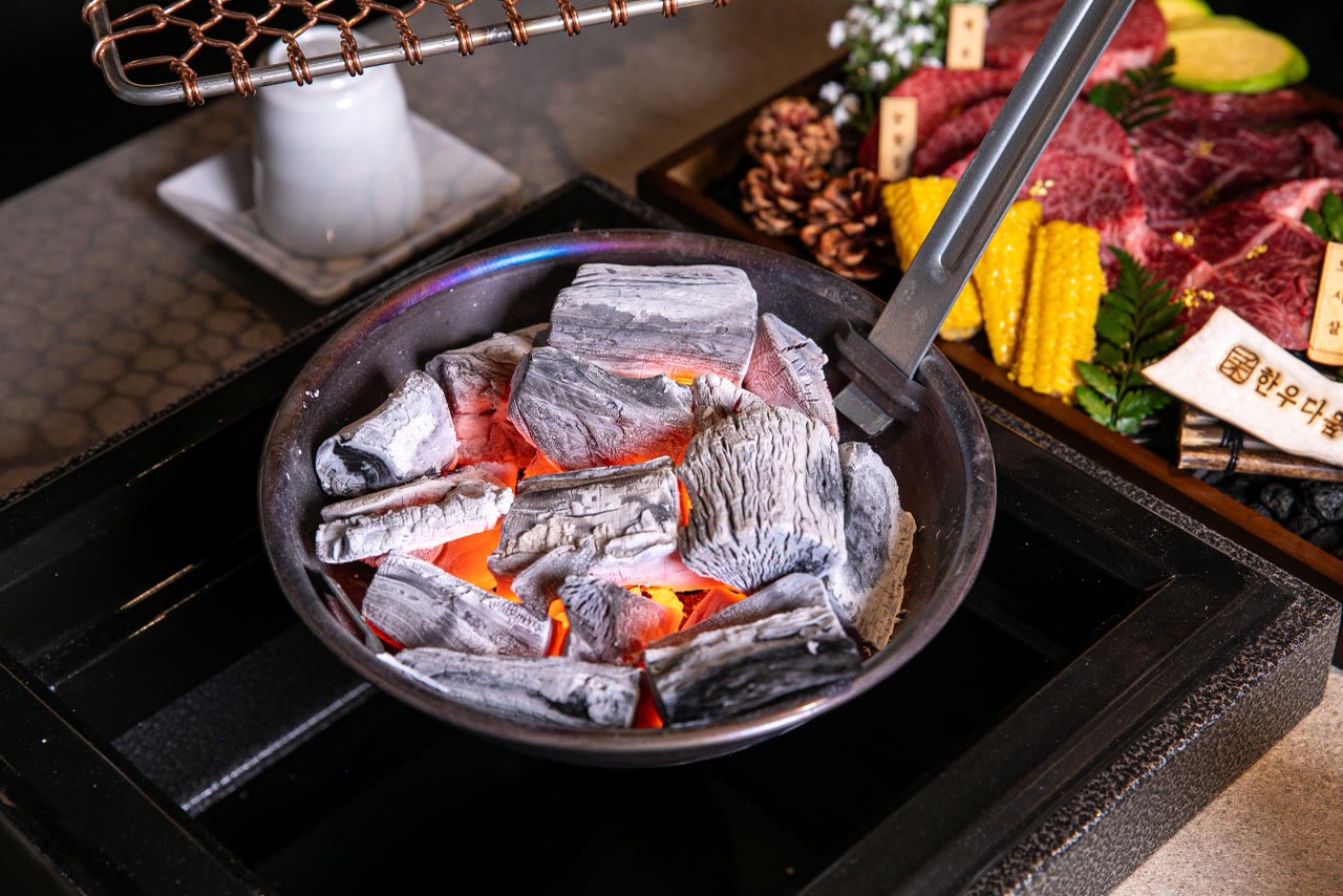 한우다움 홍대본점 한우 구이 5 — 숯불 위의 한우 희소부위와 곁들임 (홍대 한우 Korean BBQ)