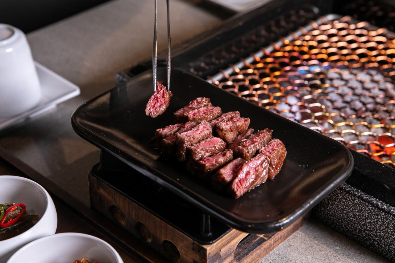 한우다움 홍대본점 한우 구이 4 — 숯불 위의 한우 희소부위와 곁들임 (홍대 한우 Korean BBQ)