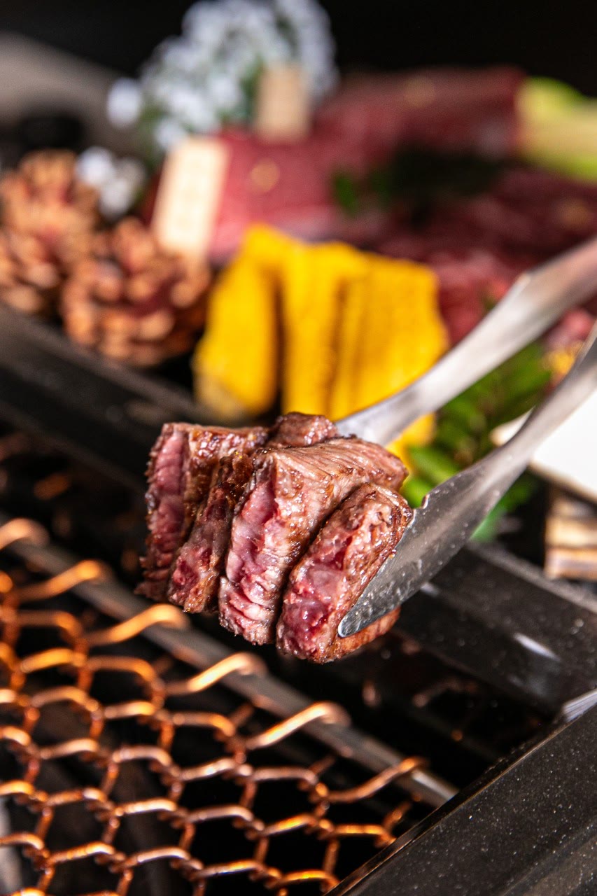 알맞게 구워낸 한우 — 한우다움 홍대본점 Instagram · 홍대 한우 Korean BBQ 4