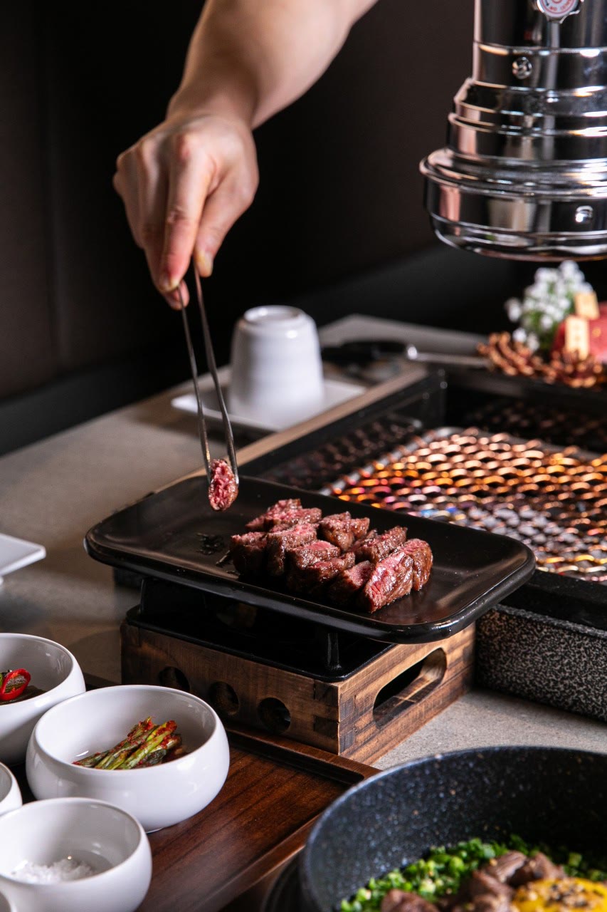 한우다움 홍대본점 한우 구이 6 — 숯불 위의 한우 희소부위와 곁들임 (홍대 한우 Korean BBQ)
