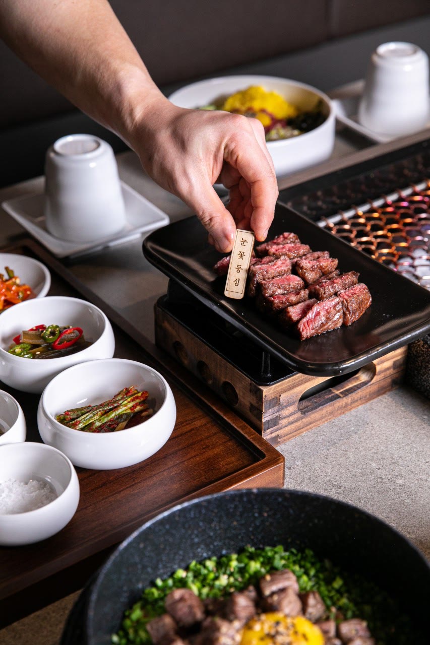 한우다움 홍대본점 한우 구이 10 — 숯불 위의 한우 희소부위와 곁들임 (홍대 한우 Korean BBQ)