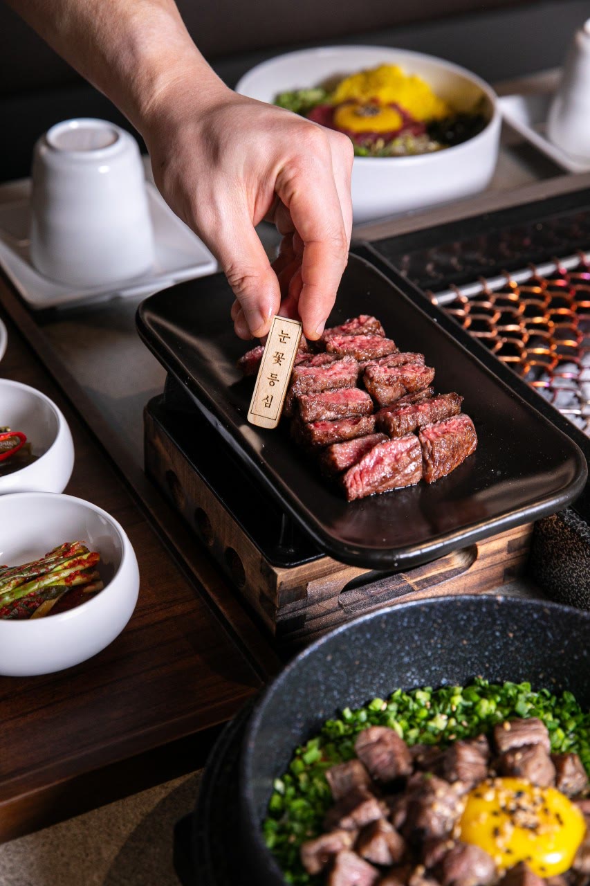 한우다움 홍대본점 한우 구이 12 — 숯불 위의 한우 희소부위와 곁들임 (홍대 한우 Korean BBQ)