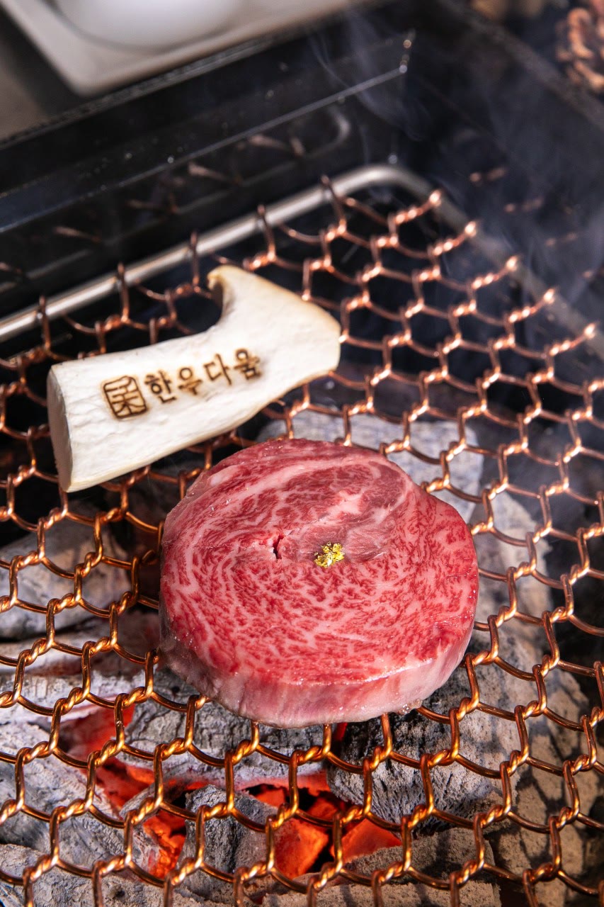 한우다움 홍대본점 — 테이블에서 직접, 12가지 곁들임과 함께. (챕터 02, 홍대 한우 Korean BBQ)