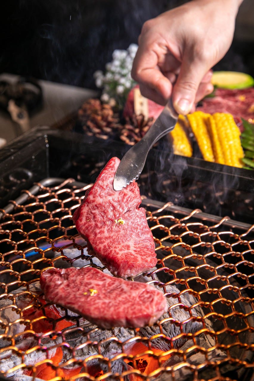 한우다움 홍대본점 한우 구이 3 — 숯불 위의 한우 희소부위와 곁들임 (홍대 한우 Korean BBQ)