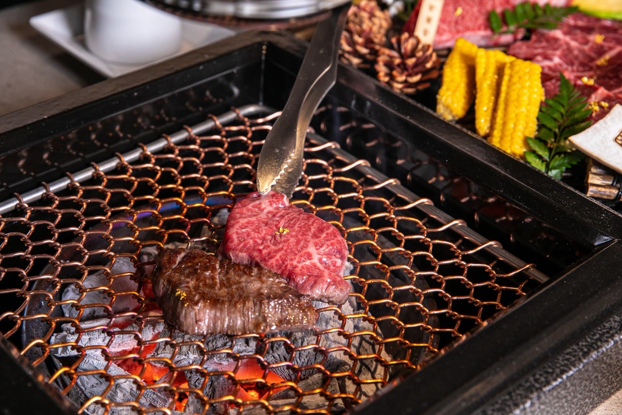 한우다움 홍대본점 한우 구이 9 — 숯불 위의 한우 희소부위와 곁들임 (홍대 한우 Korean BBQ)