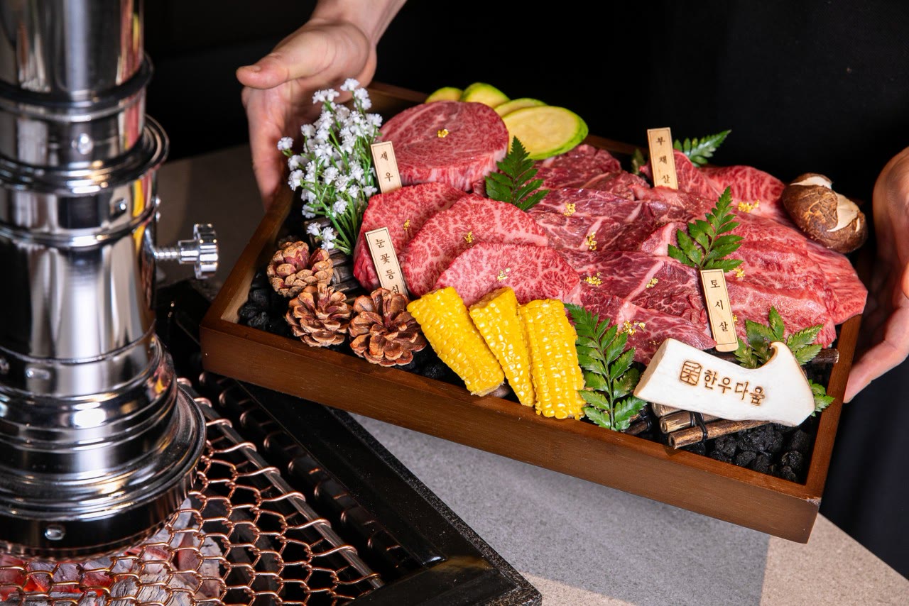 한우다움 홍대본점 한우 구이 2 — 숯불 위의 한우 희소부위와 곁들임 (홍대 한우 Korean BBQ)