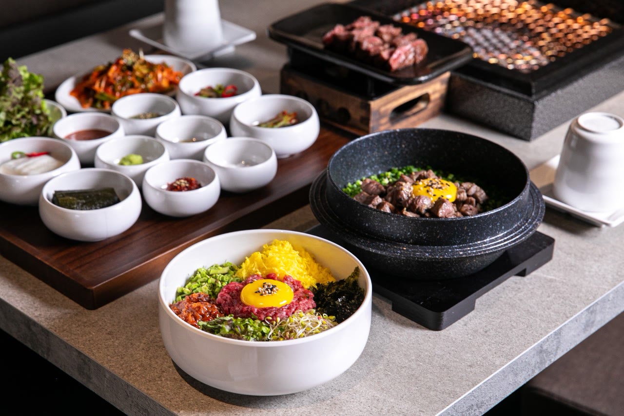 한우다움 홍대본점 한우 구이 11 — 숯불 위의 한우 희소부위와 곁들임 (홍대 한우 Korean BBQ)