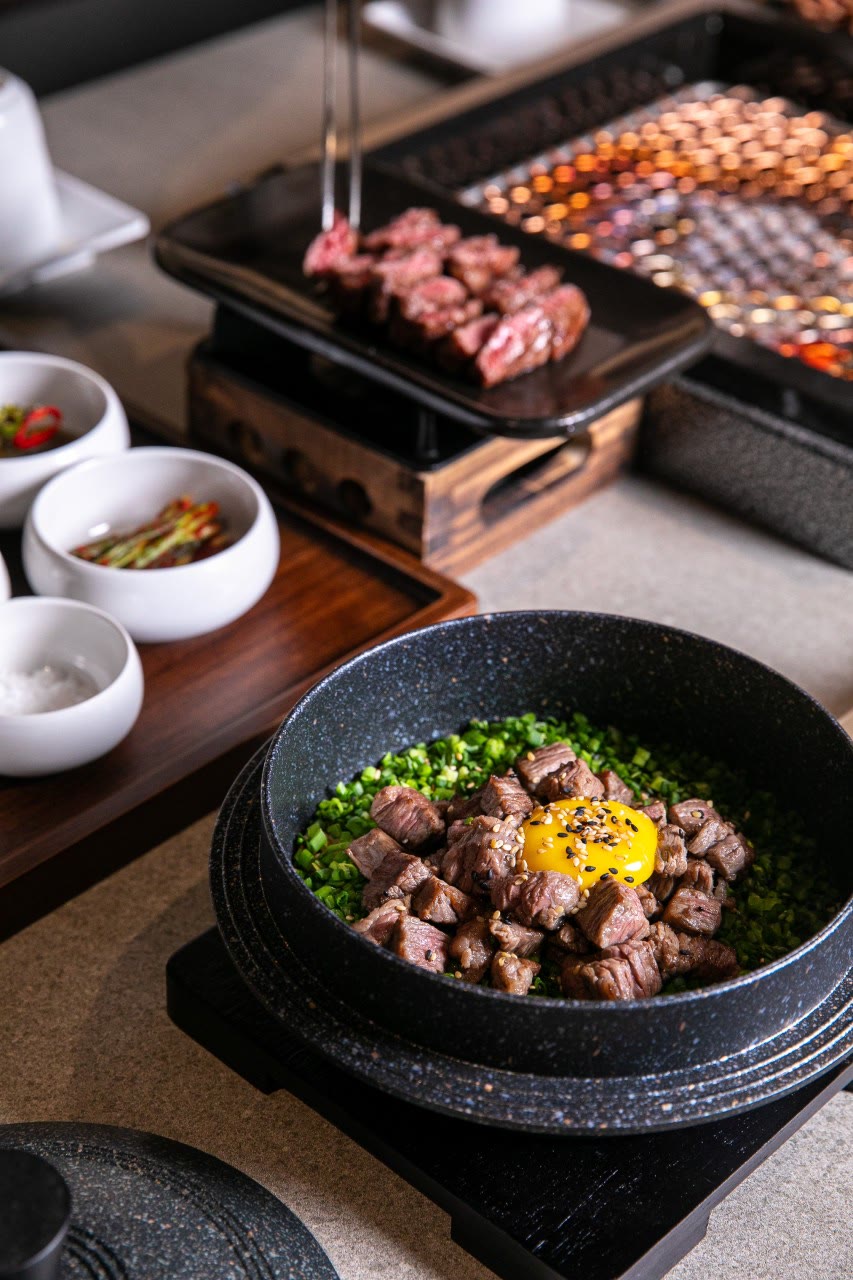 한우다움 홍대본점 한우 구이 7 — 숯불 위의 한우 희소부위와 곁들임 (홍대 한우 Korean BBQ)
