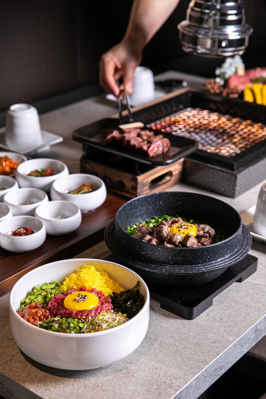 한우와 사이드 메뉴 한 상 — 한우다움 홍대본점 Instagram · 홍대 한우 Korean BBQ 5
