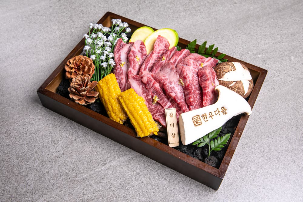 한우 갈비살 (100g) Hanwoo Boneless Short Rib (100g) — 한우다움 홍대본점 특수 부위, 홍대 한우 Korean BBQ