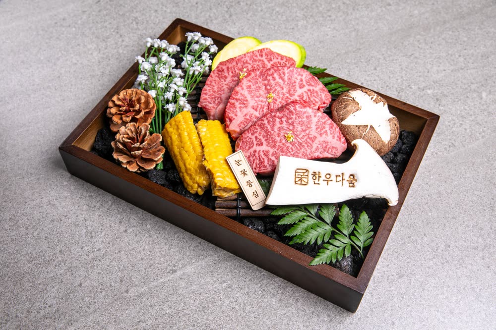 눈꽃 등심 (100g) Snowflake Sirloin (100g) — 한우다움 홍대본점 시그니처 부위, 홍대 한우 Korean BBQ
