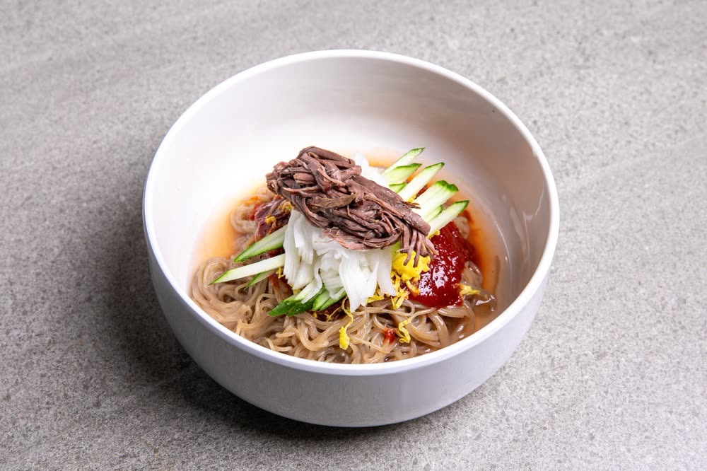한우 사골냉면 (비빔) Spicy Korean Beef Naengmyeon — 한우다움 홍대본점 곁들임, 홍대 한우 Korean BBQ